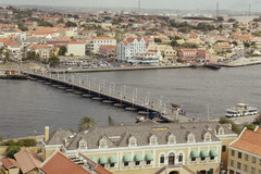 Willemstad met zicht op Fort Amsterdam, Sint Annabaai met pontonbrug en Otrobanda