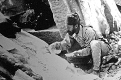 Türk arkeolog Osman Hamdi Bey, Nemrut Dağ'da kazılar sırasında