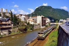 Foix. Pont Vieux. Maisons en bordure de l'Ariège