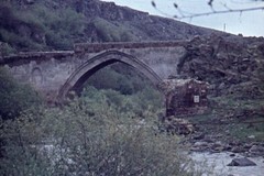 Աշտարակի հին կամուրջը - Горбатый мост через реку Касах