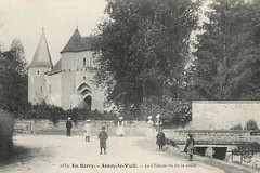 Ainay-le-Vieil. Le Château vu de la route