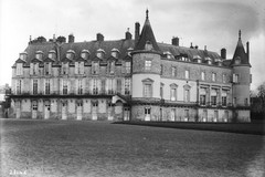 Château de Rambouillet: vue du jardin de deux façades latérales