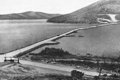 Port Moresby. Causeway connecting the docks on Tatana Island with the mainland