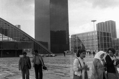 Centre d'affaires de La Défense, en face du gratte-ciel de la Tour FIAT