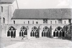 Abbaye de Noirlac à Bruère-Allichamps : cloître, galerie est