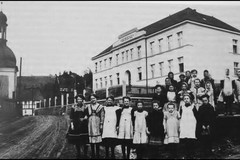 Ludvíkovice, obecná škola s původní kaplí (vlevo)