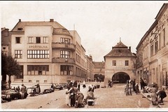 Valašské Meziřičí. Trh v rohu náměstí