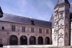 Bourges. Hôtel des Echevins: Façade et tourelle d'escalier sur cour