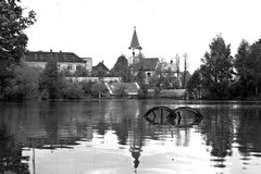 Okříšky. Pohled na zámek a kostel od Zámeckého rybníku
