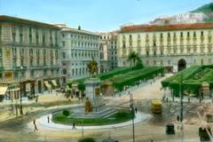 Piazza Minicipio. Napoli - Piazza Municipio con il monumento a Vittorio Emanuele II