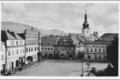 Sušice. Pohled na roh náměstí Klementa Gottwalda a kostel