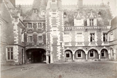 Château de Maintenon - Cour d'honneur: tourelle d'escalier et galerie extérieure