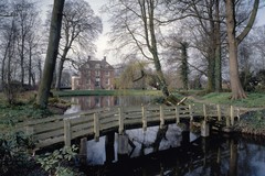 Buitenplaats Vechtoever. Historische tuin- en parkaanleg. Houten brug