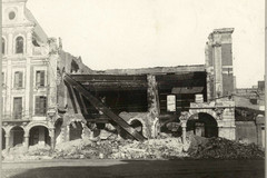 Grande Place. Maisons atteintes par le bombardement (château d'Eau)