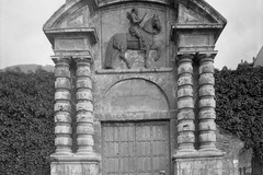 Portail d'honneur du château de Vizille avec le statue équestre de Lesdiguières
