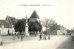 Ainay-le-Vieil. Place de l'Église