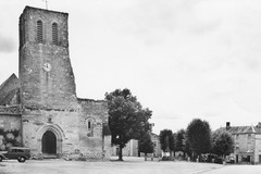 Vendeuvre-du-Poitou: l'église et la place