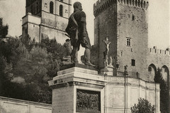Statue de Crillon. Notre-Dame des Doms et la Tour Campana