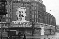 SED Haus am Prenzlauer Berg, Berlin, mit Stalin-Plakat