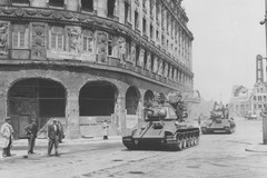 Sowjetische Panzer in der Nähe des Astoria Hotels