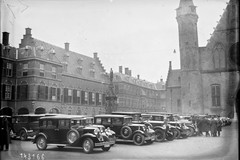 Renault auto's op de binnenplaats van het Binnenhof