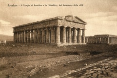 Paestum – il tempio di Poseidon e la Basilica dal decumano della citta
