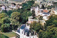 Ponce-sur-le-Loir (Sarthe). Vue aérienne. Le Château, escalier-labyrinthe, pigeonnier