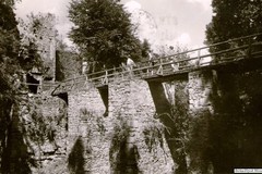 Lukov-hrad. Zřícenina hradu s pilířovým mostem a bránou