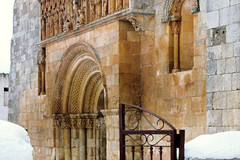 Moarves de Ojeda, Portal de la iglesia de San Juan Bautista