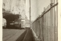 Route de Beaulieu à Eze. Un Tram avec Wagon au Tunnel du Cap Roux