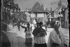 Rochefort-en-Terre's place du Puits during a religious procession