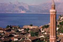 Antalya. Yivli Minare Camii Minaresi ile şehri görüntüleyin