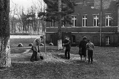 GSVG. Fürstenwalde. Die Lehrer arbeiten im Hinterhof einer Grundschule (Klassen 1 bis 3).