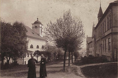 Vrbno pod Pradědem, kaple sv. Alžběty. Кaple vpravo, vlevo kostel sv. Michala