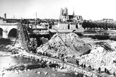 Vue du pont George-V détruit et de la passerelle pour piétons