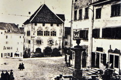 Rapperswil. Hauptplatz, Brunnen und Rathaus: älteste bekannte Fotografie von Rapperswil