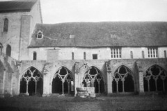 Abbaye de Noirlac à Bruère-Allichamps : cloître, galerie est et le puits