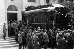Les soldats allemands prennent la voiture de Compiègne du musée à travers une brèche dans le mur