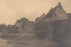 Stadtmauer mit alten Backsteinhäusern