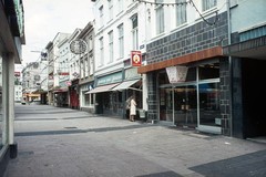 Diverse winkels aan de Jansstraat gezien vanaf de Grote Oord