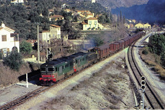 Train de marchandises Breil-sur-Roya. Nice tracté par deux locomotives diesel D 345 FS