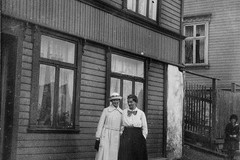 To kvinner foran hus i Tromsø