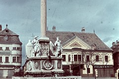 Széchenyi tér, Mária oszlop és az Apátúr ház