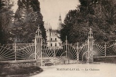 Magnac-Laval: les grilles de l'entrée du Château