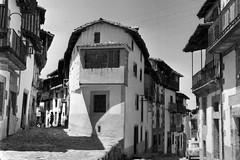 Vista de varias casas de piedra encalada con balconadas en Candelario