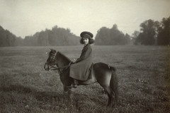 La principessa Yolanda di Savoia in sella a un pony nel parco di Racconigi