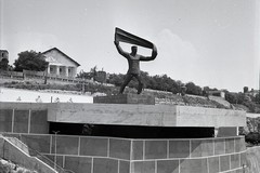 Скульптурний пам’ятник працівнику на території морського заводу названо S. orzhonikidze