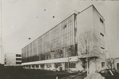 Werkstättenflügel des Bauhausgebäudes kurz vor der Fertigstelung