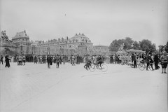 Foule et soldats français près des grilles du château de Versailles