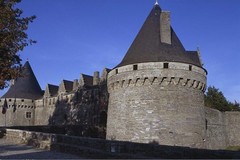 Pontivy. Château de Rohan. Façade ouest et tours sur les douves